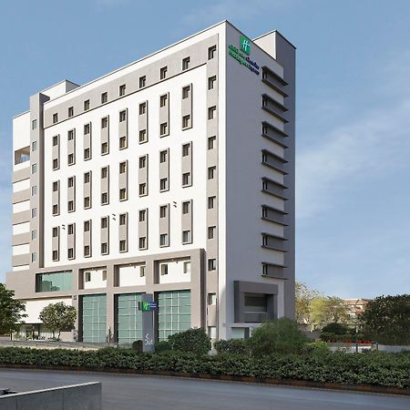 Holiday Inn Express Ahmedabad Prahlad Nagar, an IHG Hotel Exterior foto