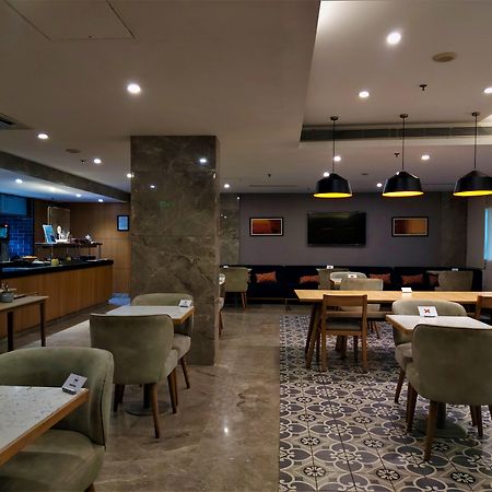 Holiday Inn Express Ahmedabad Prahlad Nagar, an IHG Hotel Exterior foto