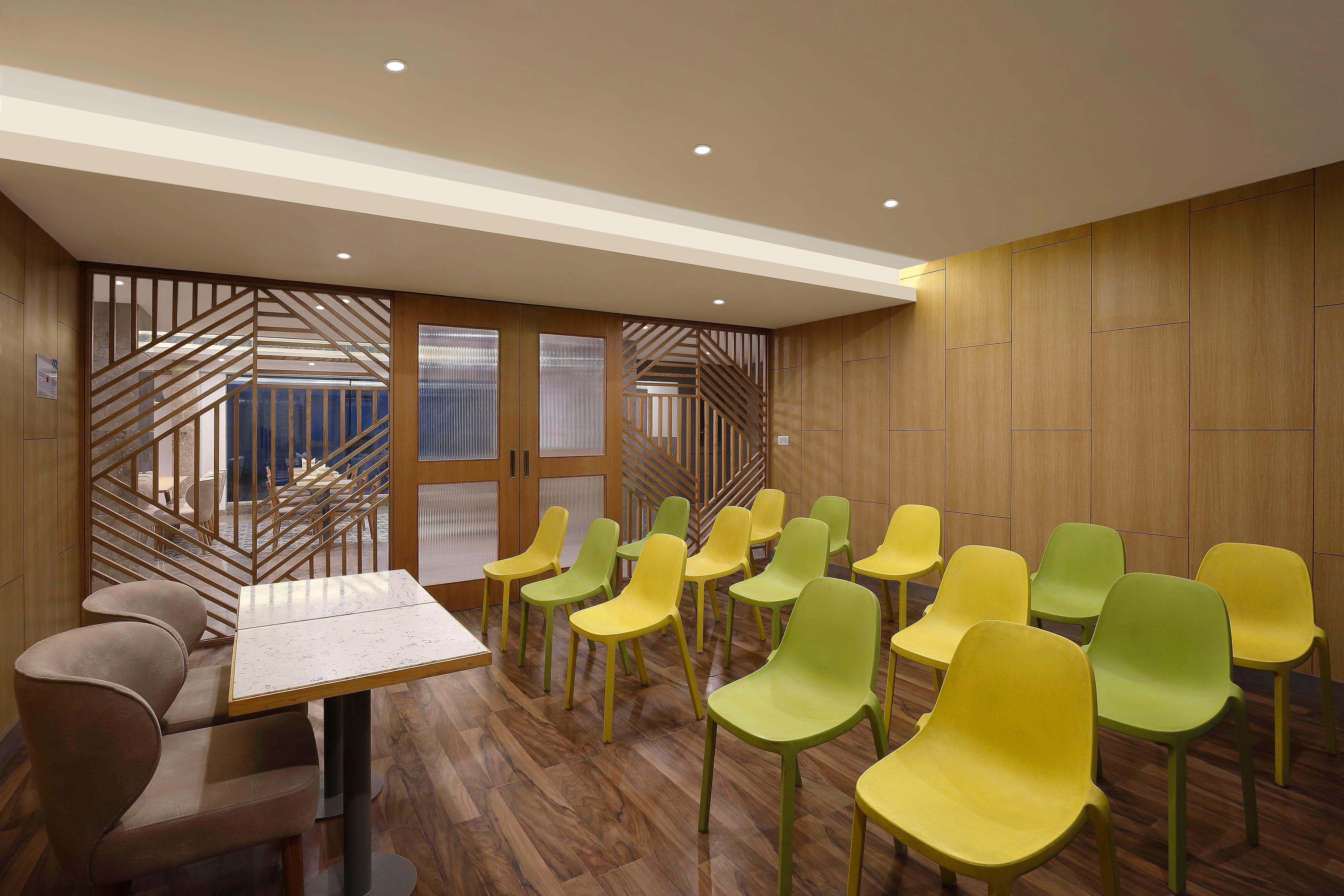 Holiday Inn Express Ahmedabad Prahlad Nagar, an IHG Hotel Exterior foto