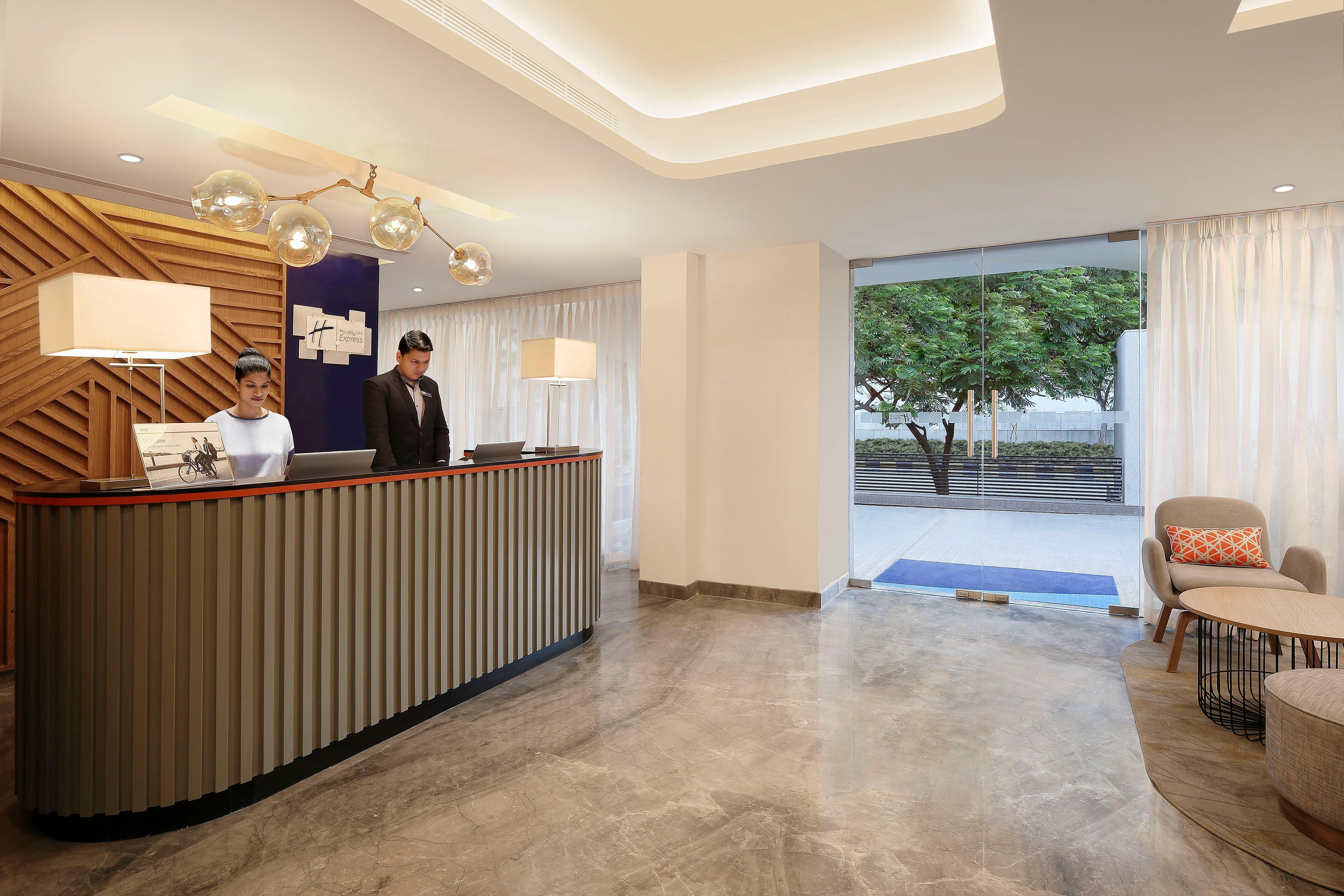 Holiday Inn Express Ahmedabad Prahlad Nagar, an IHG Hotel Exterior foto