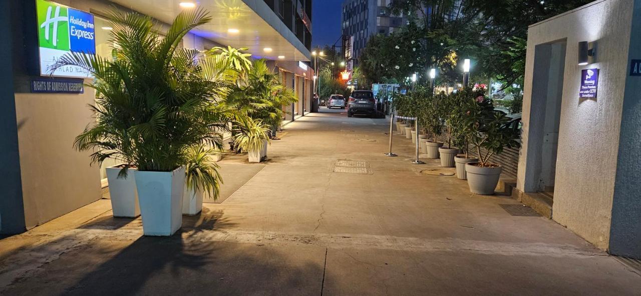 Holiday Inn Express Ahmedabad Prahlad Nagar, an IHG Hotel Exterior foto