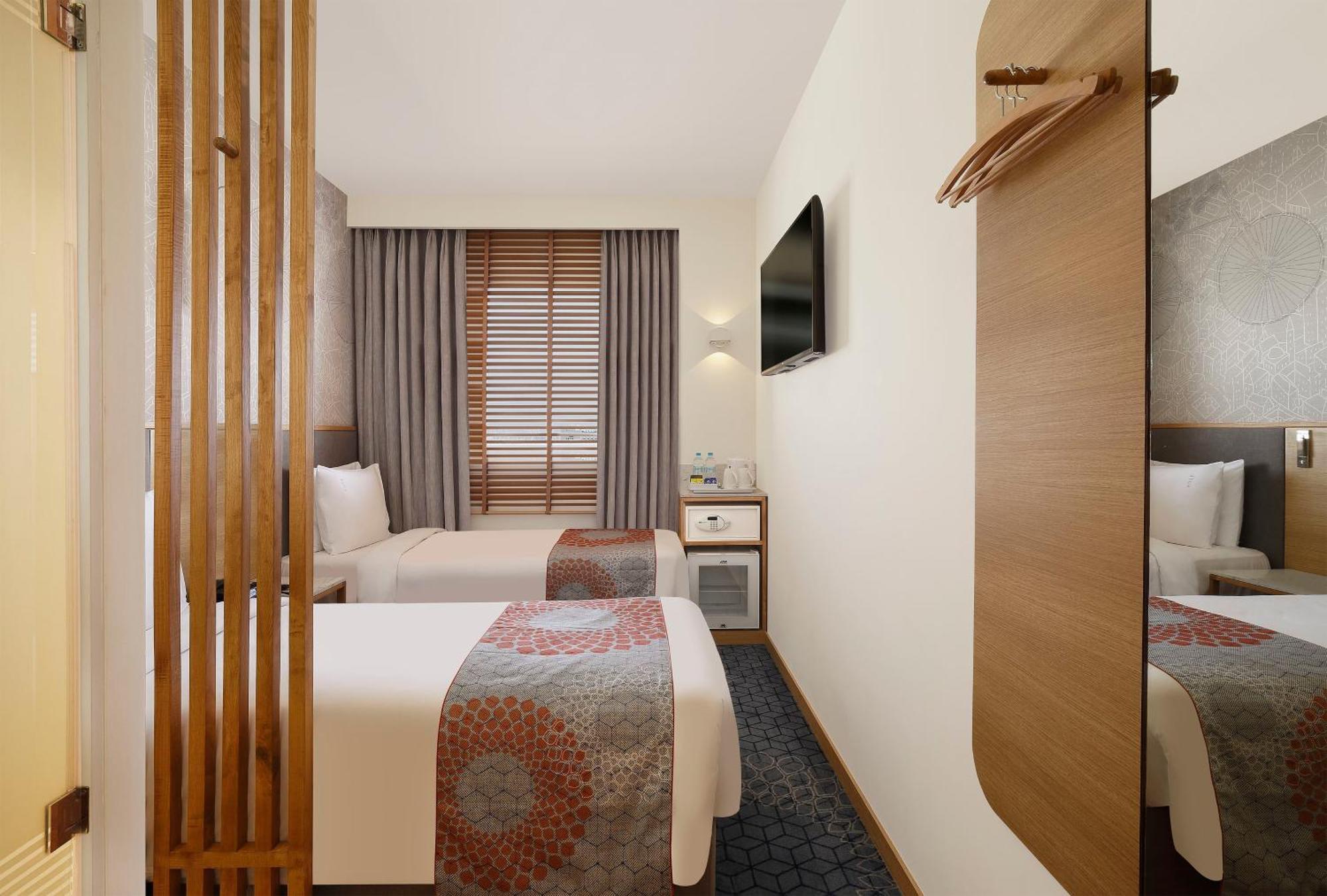 Holiday Inn Express Ahmedabad Prahlad Nagar, an IHG Hotel Exterior foto