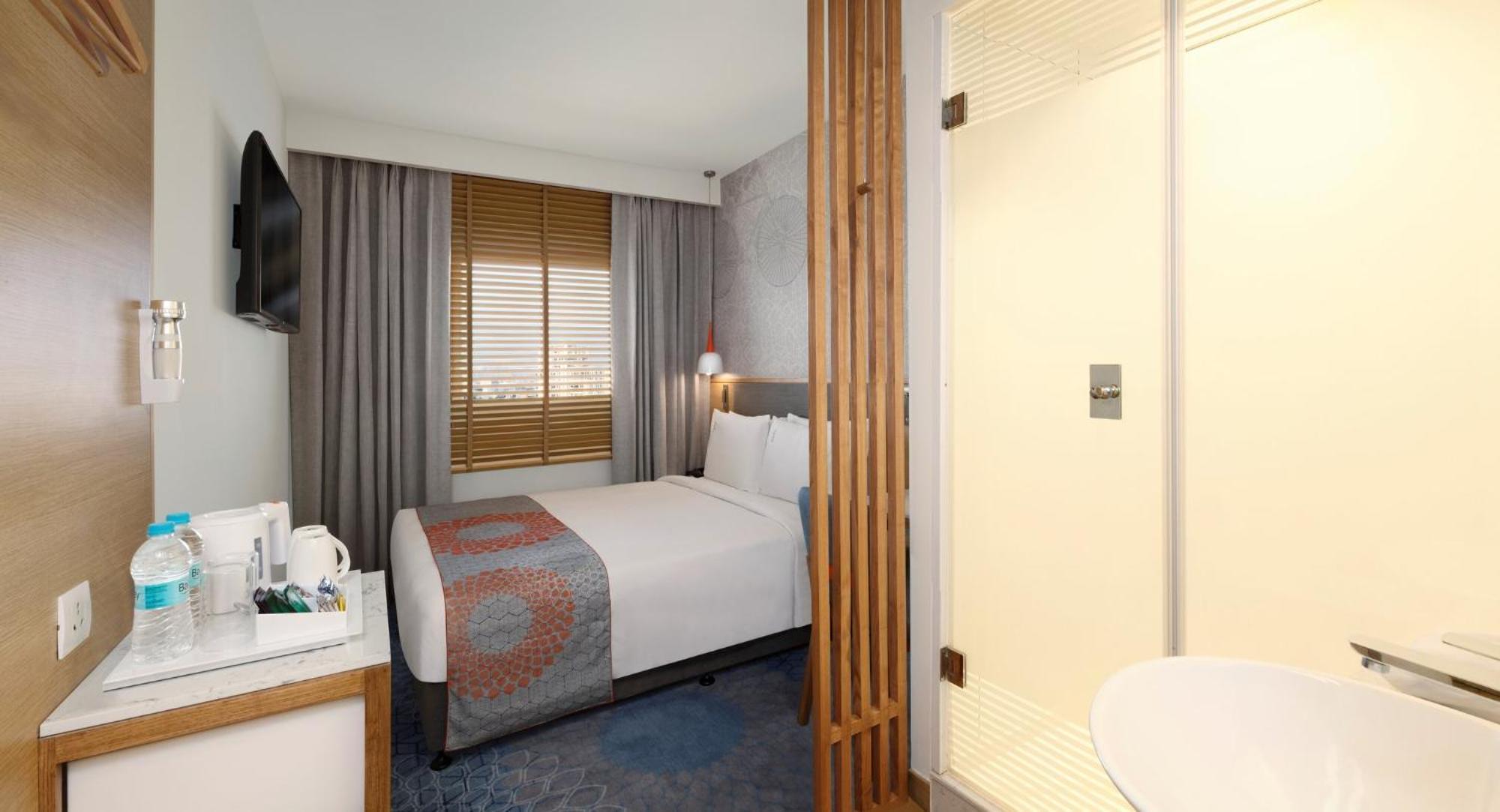 Holiday Inn Express Ahmedabad Prahlad Nagar, an IHG Hotel Exterior foto