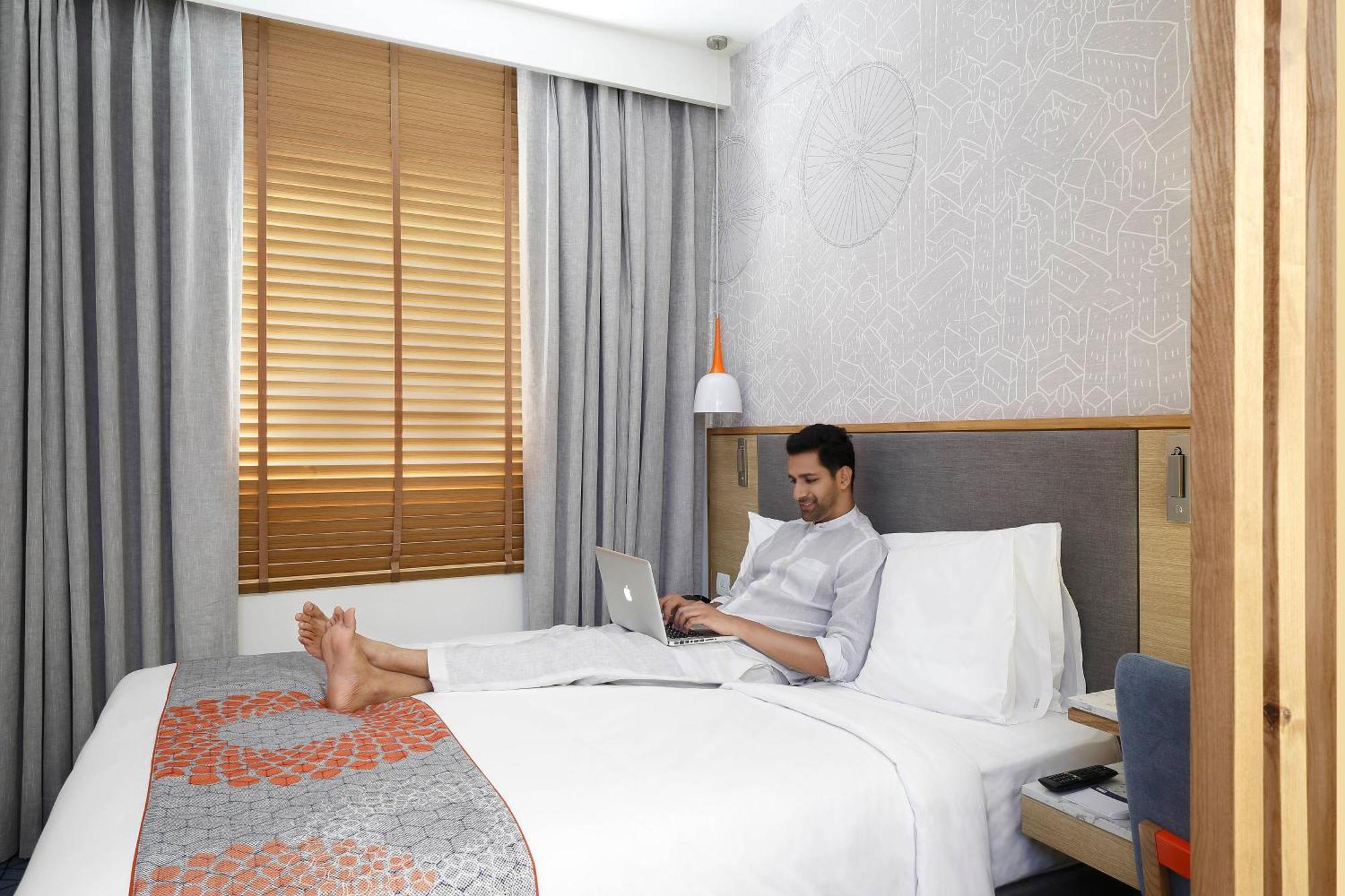 Holiday Inn Express Ahmedabad Prahlad Nagar, an IHG Hotel Exterior foto