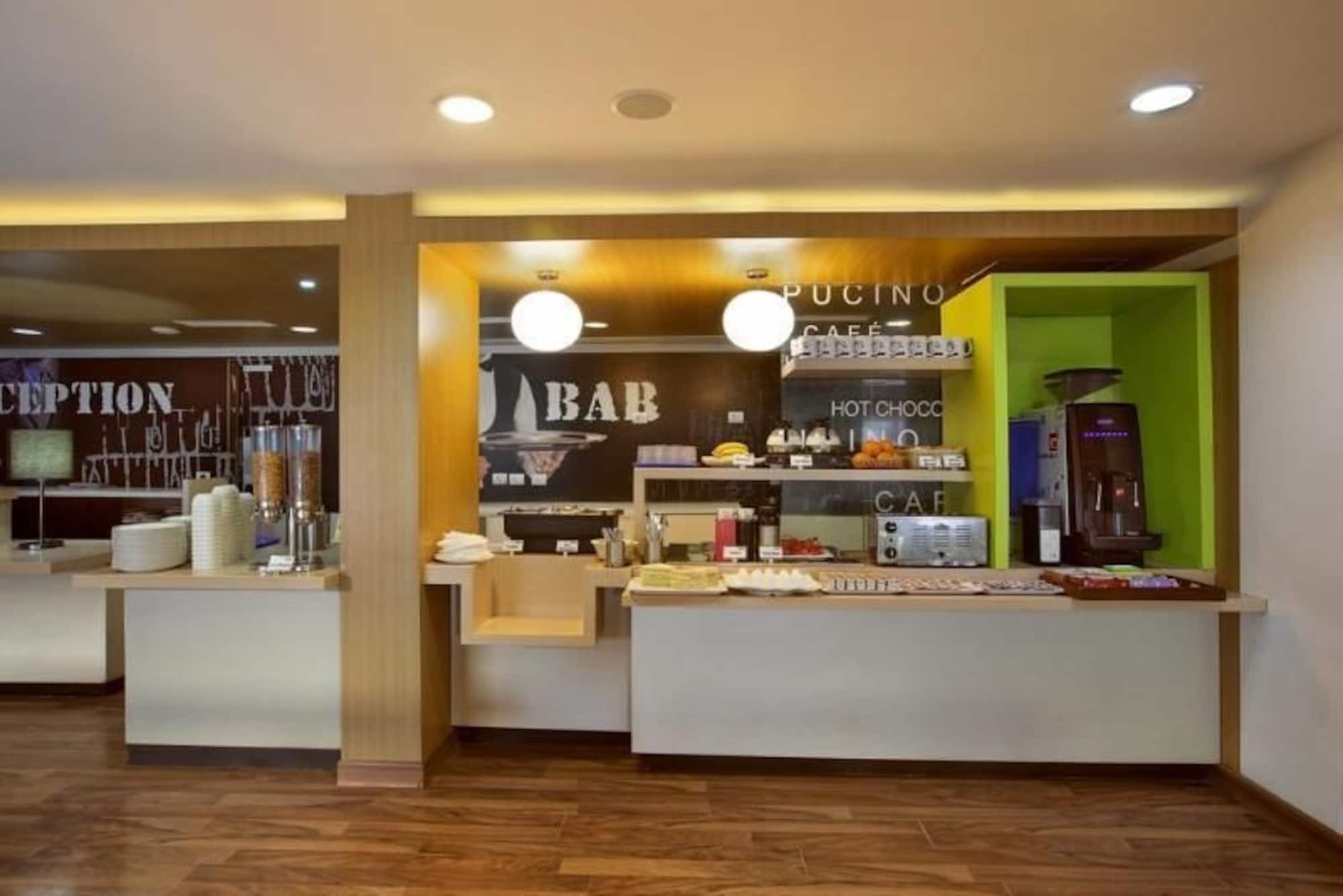 Holiday Inn Express Ahmedabad Prahlad Nagar, an IHG Hotel Exterior foto