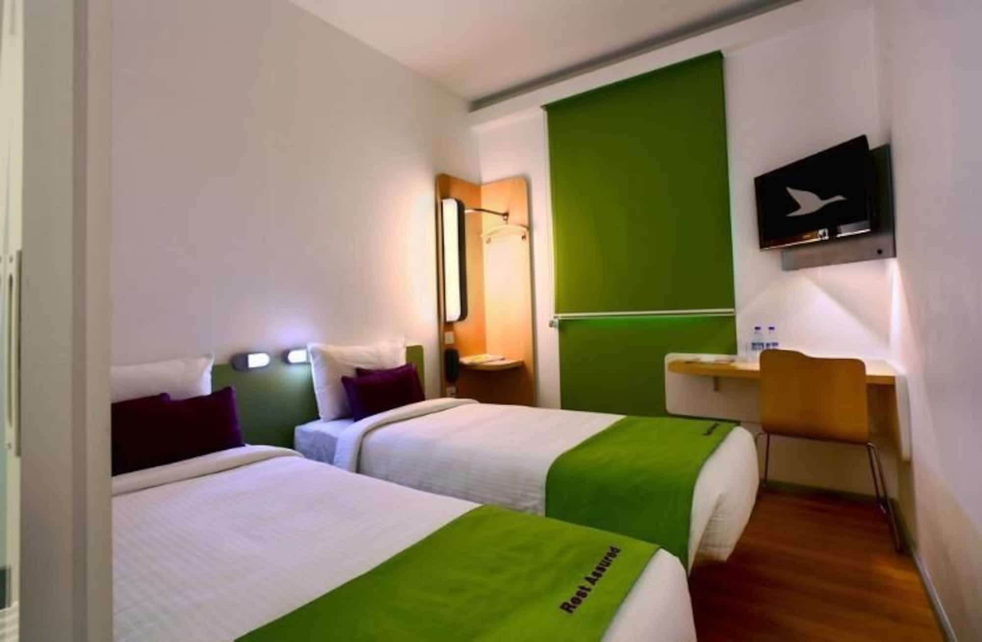 Holiday Inn Express Ahmedabad Prahlad Nagar, an IHG Hotel Exterior foto